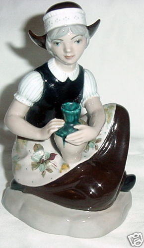 PORCELAIN FIGURINE FROM SPAIN DELICATE PORCELANAS GAMA  